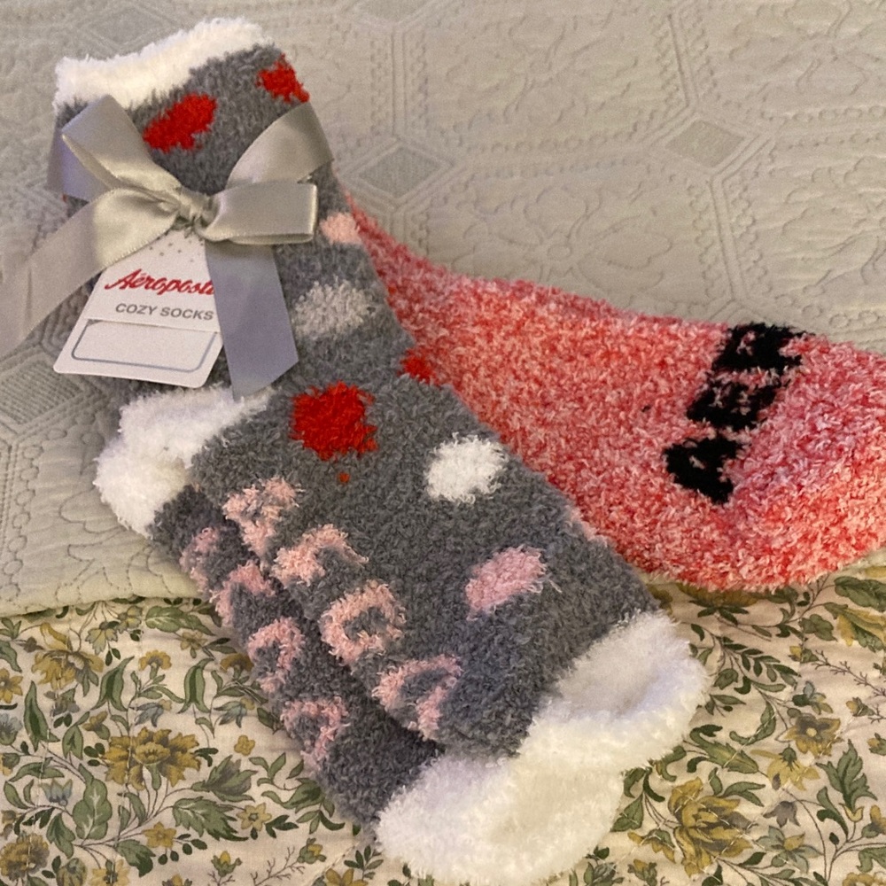 2 NWT Aeropostale Womens COZY Fuzzy Socks Sz 4-10 Super Soft